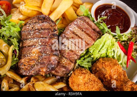 Enorme barbecue piastra con misto di carne e bistecche Foto Stock