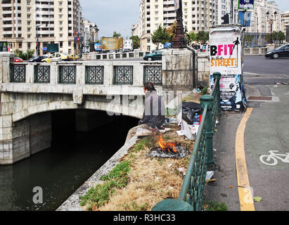 Fiume Dambovita terrapieno in Bucarest. La Romania Foto Stock