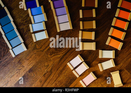 Montessori compresse di colore sul pavimento in legno sfondo Foto Stock