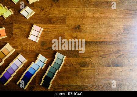 Montessori compresse di colore sul pavimento in legno sfondo Foto Stock