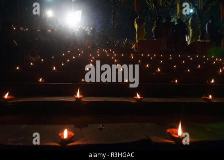 Kolkata, India. 22 Novembre, 2018. Ghats del fiume Gange decorate con diya o lampada di terracotta in occasione di Dev Deepavali. Credito: Saikat Paolo/Pacific Press/Alamy Live News Foto Stock