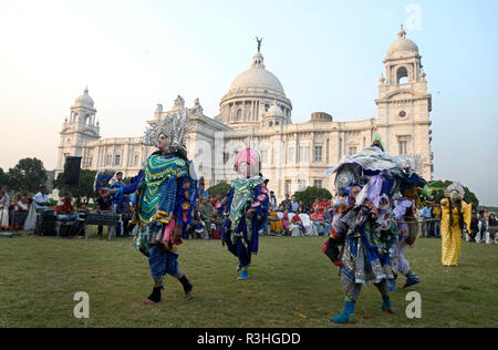 Kolkata, India. 22 Novembre, 2018. Artisti provenienti da Baghmundi del distretto Purulia eseguire tradizionale Nach Chau o ballo in occasione del Patrimonio Mondiale la celebrazione della Settimana nel memoriale della Victoria. Credito: Saikat Paolo/Pacific Press/Alamy Live News Foto Stock