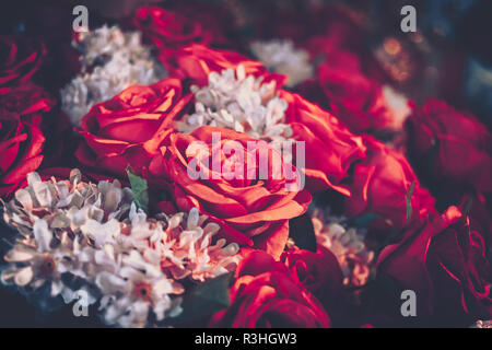 Rose artificiale fiore bouquest sfondo in stile vintage Foto Stock