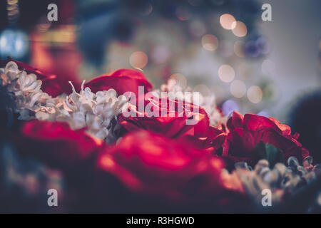 Rose artificiale fiore bouquest sfondo in stile vintage Foto Stock