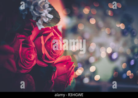 Rose artificiale fiore bouquest sfondo in stile vintage Foto Stock