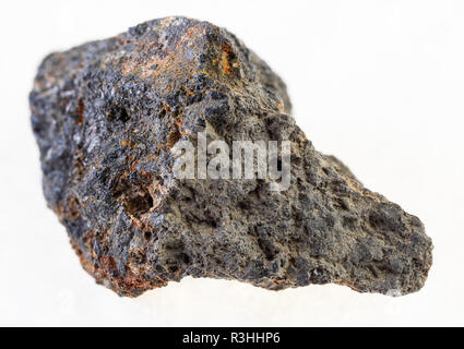 La fotografia macro di naturale minerale da collezione geologica - Materie Psilomelane (minerale di manganese) pietra su sfondo bianco Foto Stock