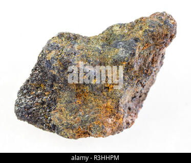 La fotografia macro di naturale minerale da collezione geologica - Psilomelane ruvida (minerale di manganese) pietra su sfondo bianco Foto Stock