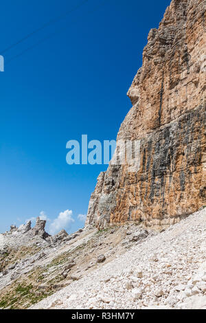 Il Sass Pordoi South face (2952 m) nel gruppo del Sella,dolomiti montagna nelle Alpi Foto Stock