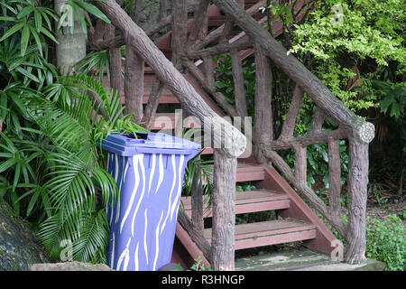 Blue spazzatura, contenitore di plastica, vicino al Old Scale nel Parco Zoo Foto Stock