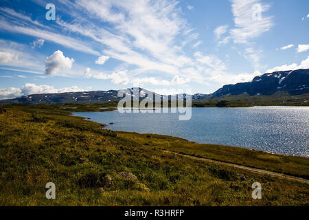 Paesaggio con montagne, lago, Cielo e nubi in Norvegia. Foto Stock