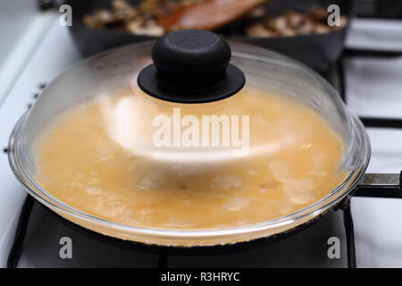 Frittata di cottura in padella chiusa con coperchio vetro Foto Stock