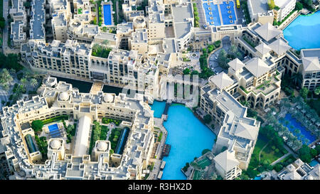 Dubai, Emirati Arabi Uniti - 31 October, 2018: guardando in giù a Dubai downtown district, lo stile di vita di lusso appartamenti, palme e piscine. Foto Stock