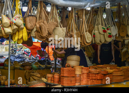 Hoi An, Vietnam - il Lug 19, 2018. Cestini di paglia in vendita al mercato tradizionale a Hoi An, Vietnam. La storica città vecchia di Hoi An è Patrimonio Mondiale Herita Foto Stock