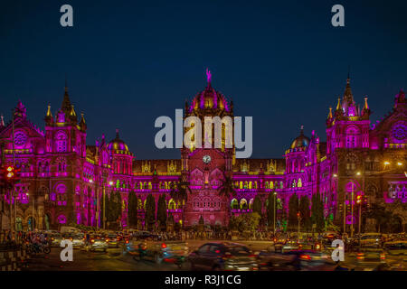 09-Nov-2017-World Heritage Victoria Terminus VT ora Chhatrapati Shivaji Maharaj Terminus CST stazione ferroviaria Edificio "illuminazione notturni"; Bomba Foto Stock