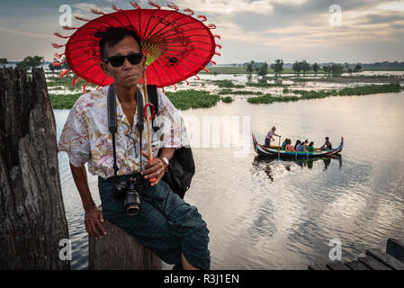 Fotografo birmano cercando di fotografare i turisti paganti su U Bein Bridge, Amarapura, Myanmar. Foto Stock