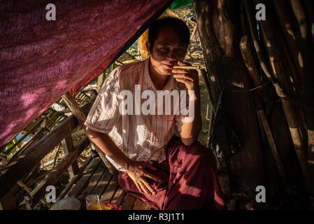 Ritratto di un sigaro-fumatori uomo a riverside cafe, Mandalay Myanmar. Foto Stock