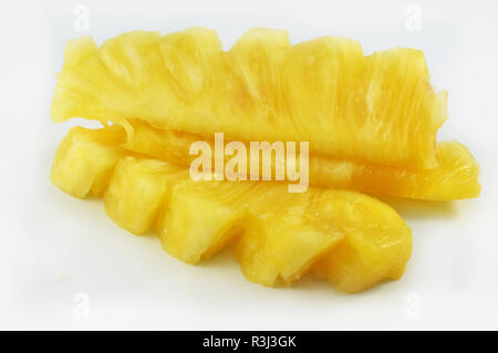 Ananas fresco isolato / dolce ananas frutta slice isolati su sfondo bianco - giallo ananas frutta tropicali Foto Stock