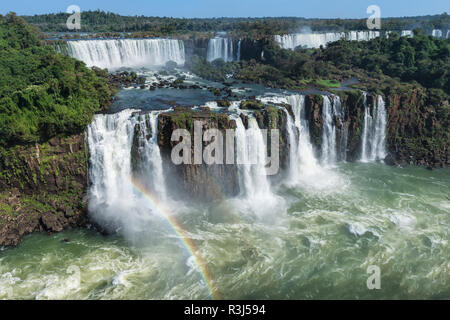 Rainbow sopra le Cascate di Iguazu, vista dal lato Brasiliano, di Foz do Iguacu, Stato di Parana, Brasile Foto Stock