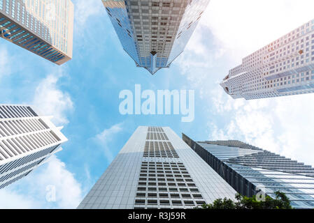 Esterno del moderno alto edificio in città business center con il blu del cielo. Foto per aggiungere messaggio di testo. Sfondo per progettazione lavori d'arte. Foto Stock