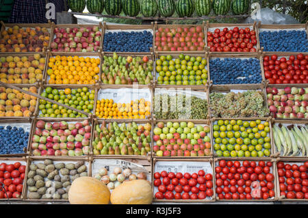 Strada stand con vendita di frutta organica esposto sul giornale armeno, Ararat Provincia, Armenia Foto Stock