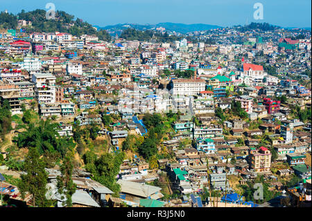 Mare di case, vista sulla città di Kohima, Nagaland, India Foto Stock