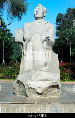 Aaly Tokombaev statua, Dubovy Park, a Bishkek, Kirghizistan Foto Stock