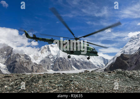 Atterraggio elicottero presso il Khan Tengri di Base Camp, Central Tian Shan Mountain Range, la frontiera del Kirghizistan e Cina e Kirghizistan Foto Stock