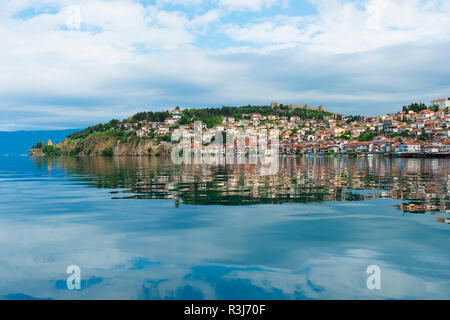 Di Ohrid e la chiesa di St John Theologian-Kaneo riflettente nel lago di Ohrid Macedonia Foto Stock