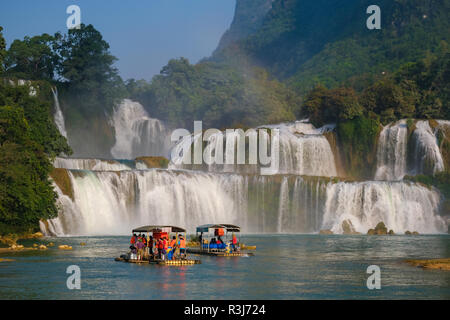 Bellissima cascata. Divieto Gioc cascata Detian cascata è un nome collettivo per due cascate di frontiera in Cao Bang, Vietnam e Daxin County, Cina Foto Stock