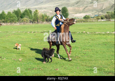 Il kazako rider in abiti tradizionali, Sati village, Tien Shan montagne, Kazakistan Foto Stock