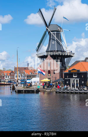 De Adriaan mulino sul fiume Spaarne, Haarlem, Olanda Settentrionale, Paesi Bassi Foto Stock