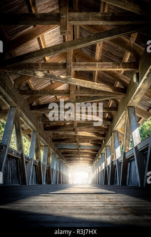 Il vecchio ponte di legno in Erl vicino a Kufstein attraversando il fiume Inn da Tirolo alla Baviera Foto Stock