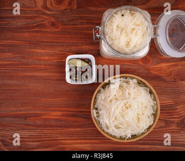 Crauti in una ciotola su una tavola di legno alimenti background.Organic.Flat lay.copia incolla. Foto Stock