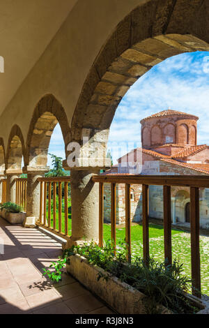 Abbazia bizantino di Pojan, Santa Maria Chiesa Ortodossa e il monastero visto attraverso gli archi, Apollonia Parco Archeologico Foto Stock