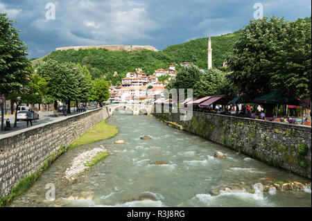 Bistrica fiume con il ponte di pietra e la fortezza che domina Prizren, Kosovo Foto Stock