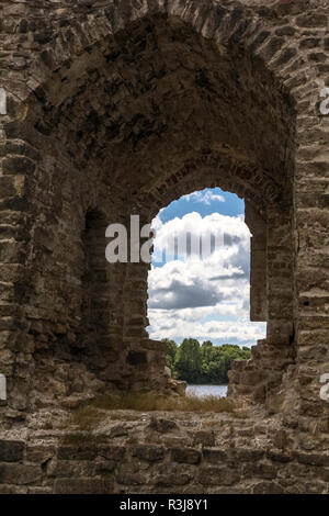 Il fiume e le nuvole attraverso le rovine del castello di Koknese - uno dei più grandi castelli medievali in Lettonia. Costruzione della diga idroelettrica nel 1965 parzialmente Foto Stock