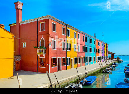 Case colorate vicino al canal sull isola di Burano, Venezia, Italia. Burano è una popolare attrazione turistica, famoso per il suo lavoro in pizzo e dipinto luminosamente home Foto Stock