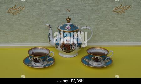 Tè per due, inglese teacups con piattini e teiera, raffinato osso di cina la porcellana Foto Stock