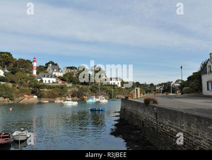 Doelan Harbour e il suo faro rosso, Bretagna Francia Foto Stock