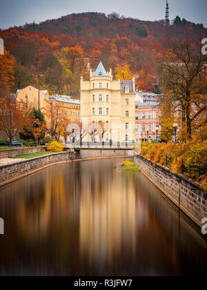 Bellissima vista sulle case colorate di Karlovy Vary, una città termale nella Repubblica ceca nella stagione autunnale Foto Stock