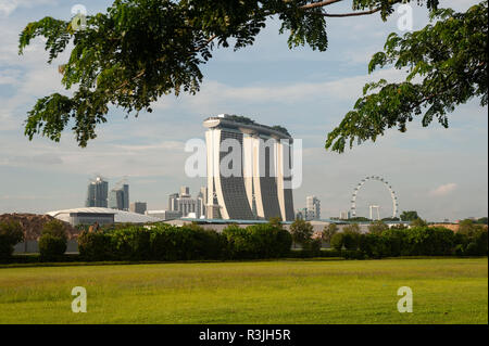 22.11.2018, Singapore, Repubblica di Singapore, in Asia - Una vista da Marina South Pier della Marina Bay Sands Hotel. Foto Stock