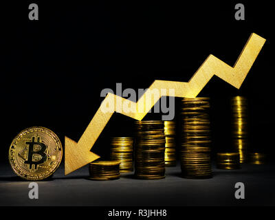 Caduta di Bitcoin btc costo. La freccia in giù e monete. Foto Stock