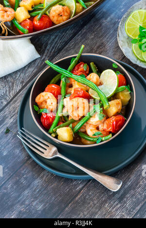 Thai di gamberi con ananas e fagioli verdi - vista superiore Foto Stock