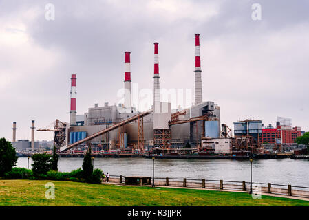 La città di New York, Stati Uniti d'America - 24 Giugno 2018: Ravenswood stazione di generazione di Long Island. Si tratta di impianti di potenza in Long Island City nel Queens, di proprietà e gestito Foto Stock