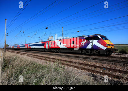 Treno LNER 82205, a Londra e a nord est della ferrovia, East Coast Main Line Railway, Peterborough, CAMBRIDGESHIRE, England, Regno Unito Foto Stock