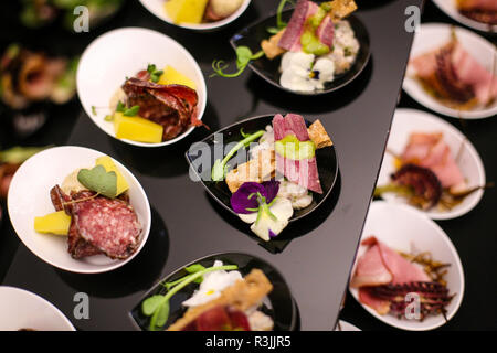 I dettagli con i ristoranti raffinati antipasti fatti con il rumeno tradizionale cucina ingredienti Foto Stock