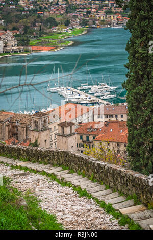 Sassoso sentiero e la scalinata che conduce alla fortezza di Cattaro sopra la città di Cattaro, Montenegro Foto Stock