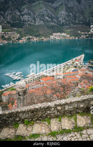 Sassoso sentiero e la scalinata che conduce alla fortezza di Cattaro sopra la città di Cattaro, Montenegro Foto Stock
