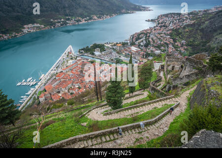 Sassoso sentiero e la scalinata che conduce alla fortezza di Cattaro sopra la città di Cattaro, Montenegro Foto Stock