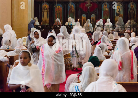 Pellegrini celebrando Meskel Festival presso la Santa Trinità, Addis Abeba, Etiopia Foto Stock